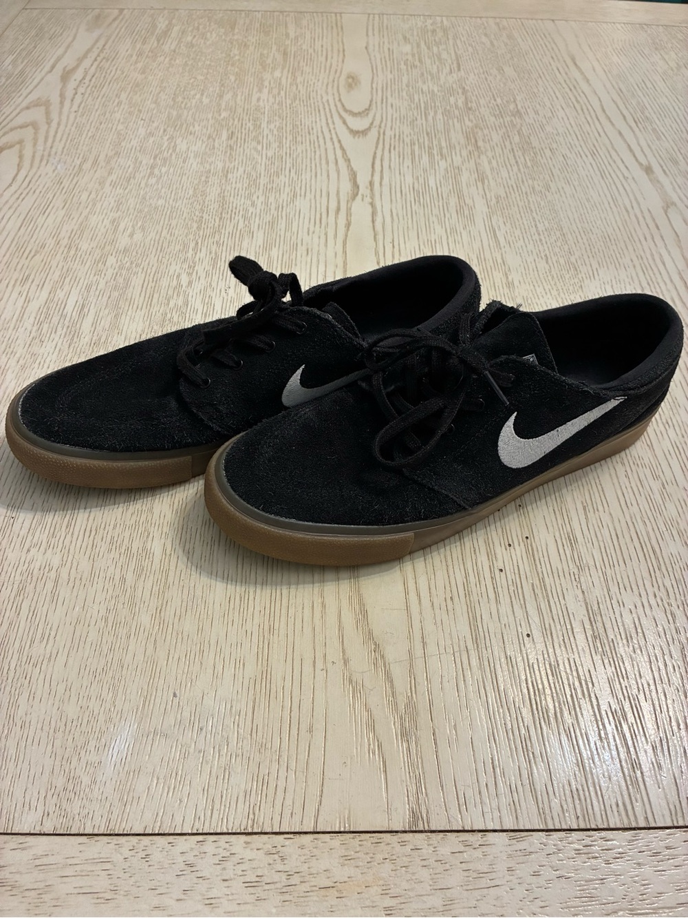 Men’s Nike SB Zoom Janoski RM Suede Gum Sneaker Shoes (Black/Gum)